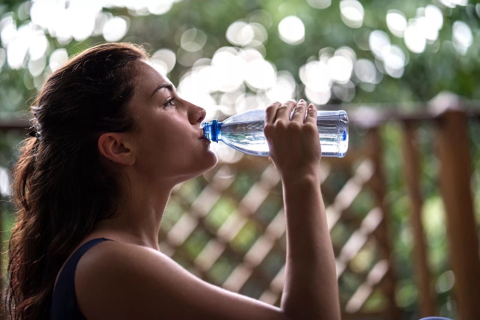 Ragazza beve acqua Evian