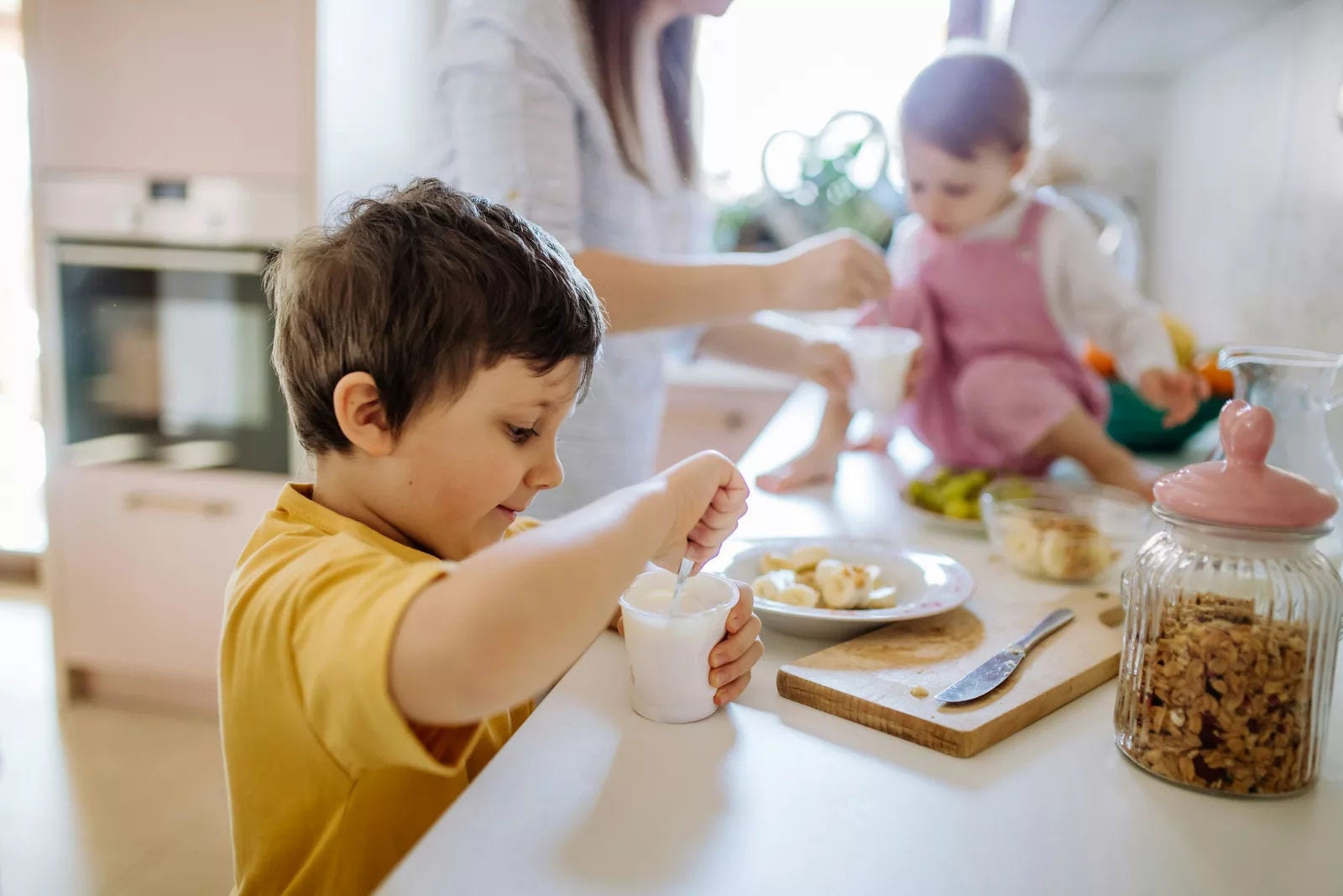 Bambino fa colazione con yogurt Danone