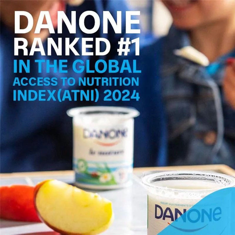 Persone fanno colazione con yogurt Danone e frutta