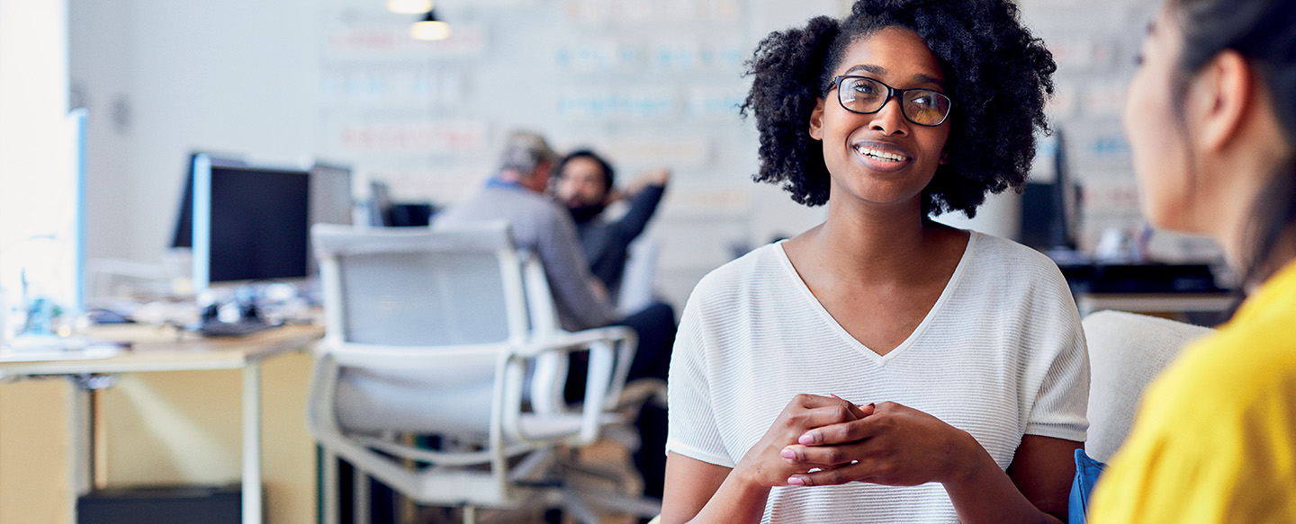 Co-creating together the Future of Food - Danone Réunion de groupe entre deux jeunes femmes