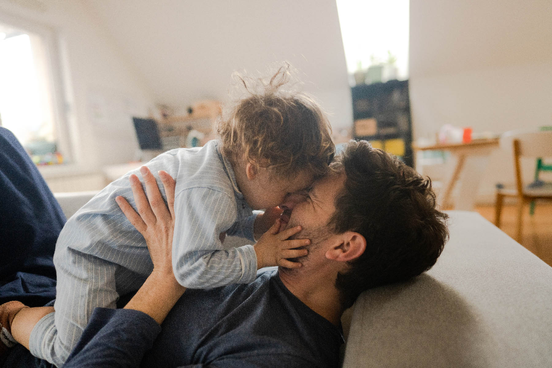 Global Perental Policy Un papa jouant avec son bébé