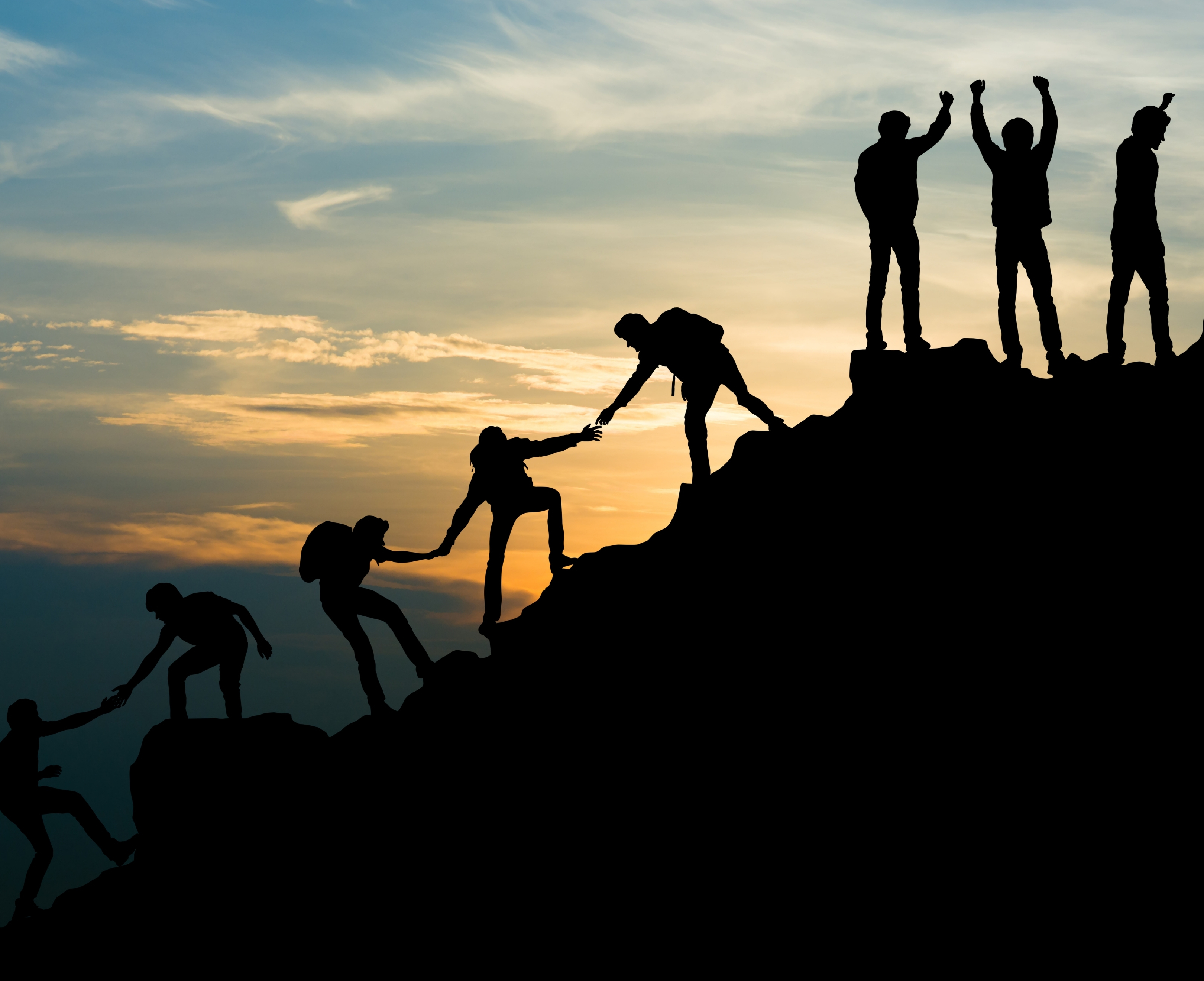 Un groupe de personnes montant une montagne Un groupe de personnes montant une montagne