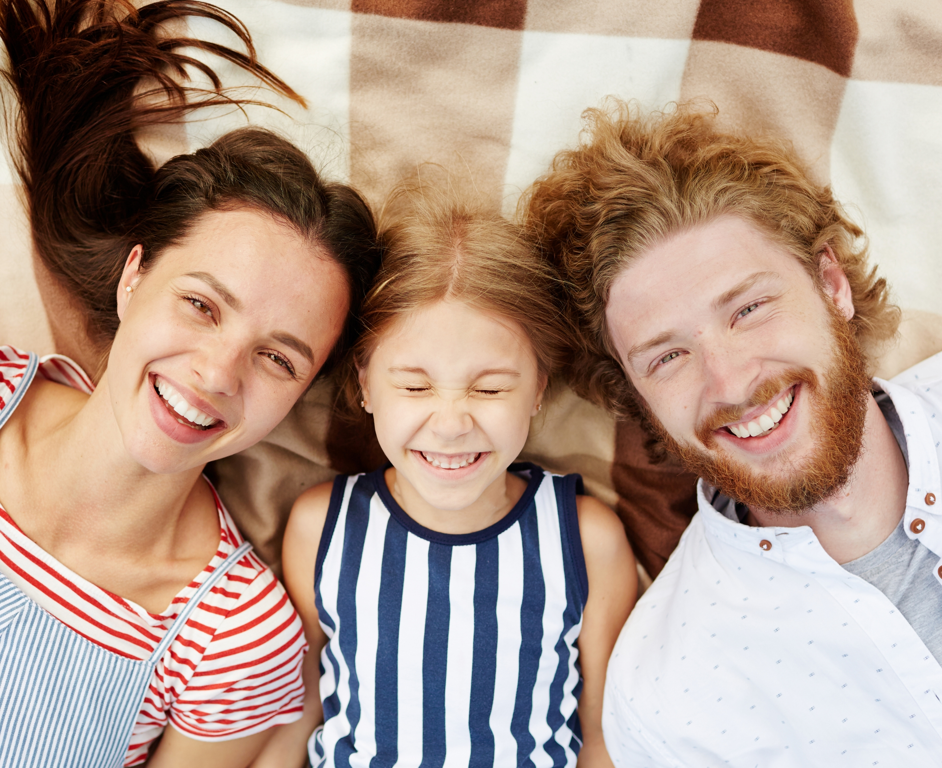 Image d'une famille souriante Image d'une famille souriante