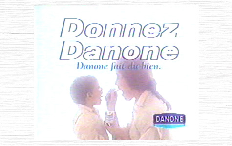 Affiche publicitaire pour Danone "Donnez Danone. Danone fait du bien" Affiche publicitaire pour Danone "Donnez Danone. Danone fait du bien"
