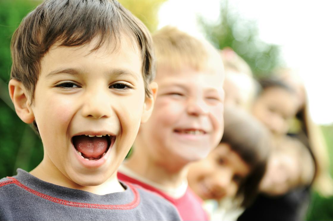 Des enfants en train de sourire Des enfants en train de sourire
