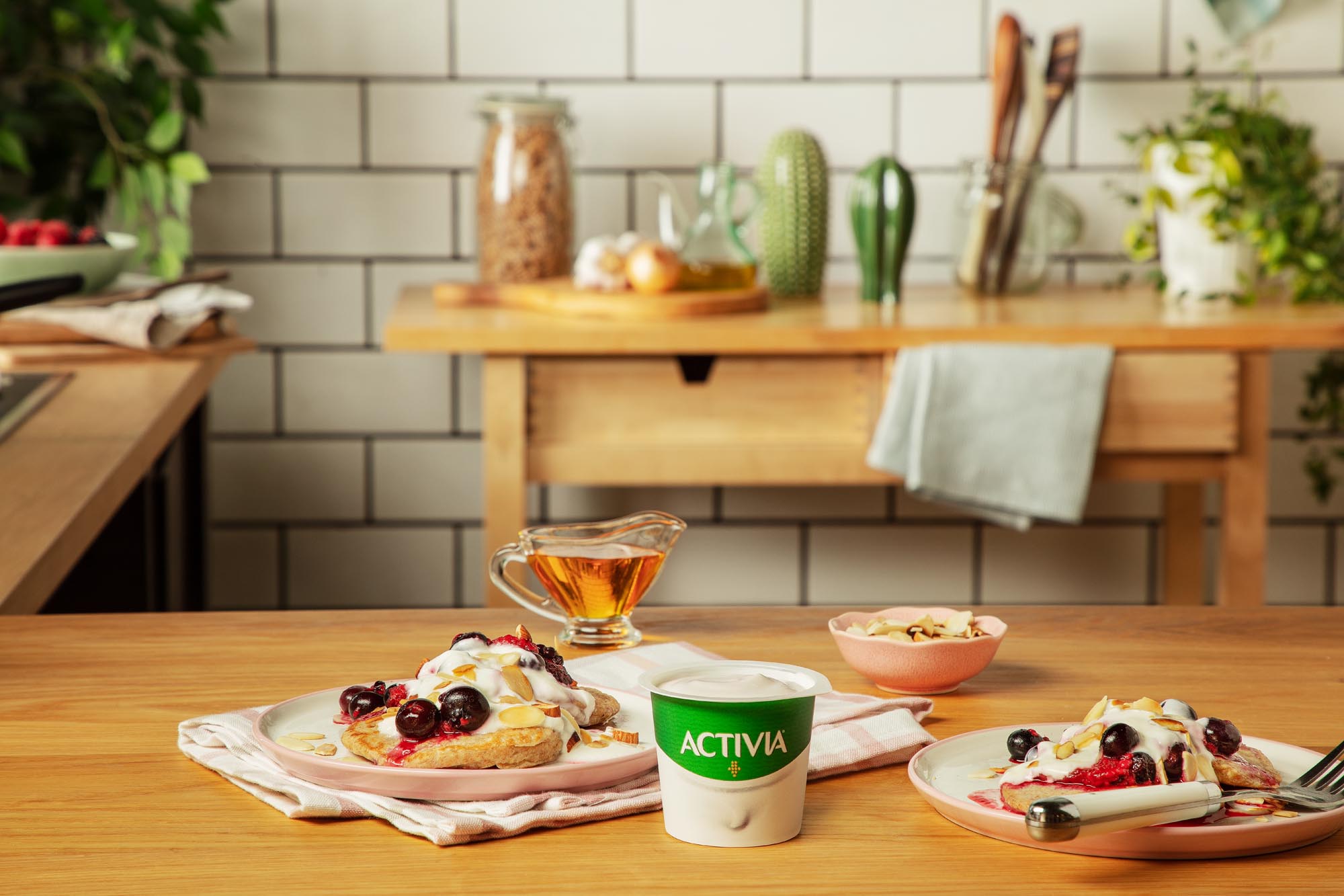 Pub Activia - une femme tient un pot de yaourt contre son ventre Pub Activia - une femme tient un pot de yaourt contre son ventre