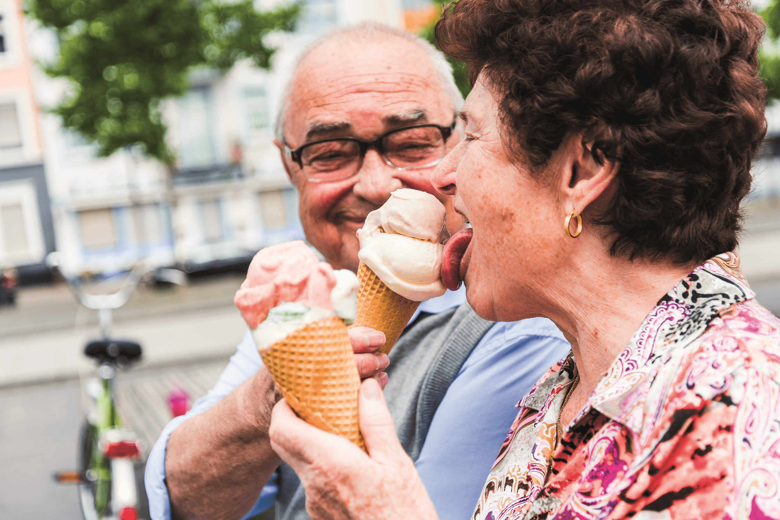 Девушка лижет бабушкам. Человек ест мороженое. Пожилые люди с мороженым. Старики едят мороженое. Взрослые люди с мороженым.