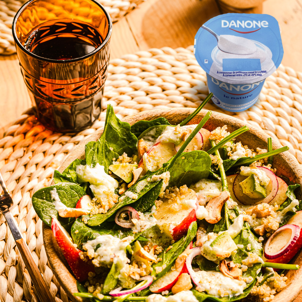 Salade épinards, pommes, avocat et noix de cajou, sauce yaourt-concombre