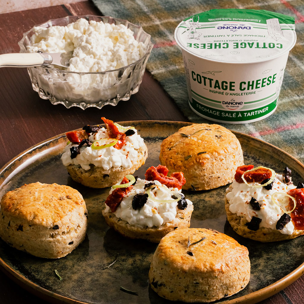 Scones salés au romarin, cottage cheese, tomates et olives