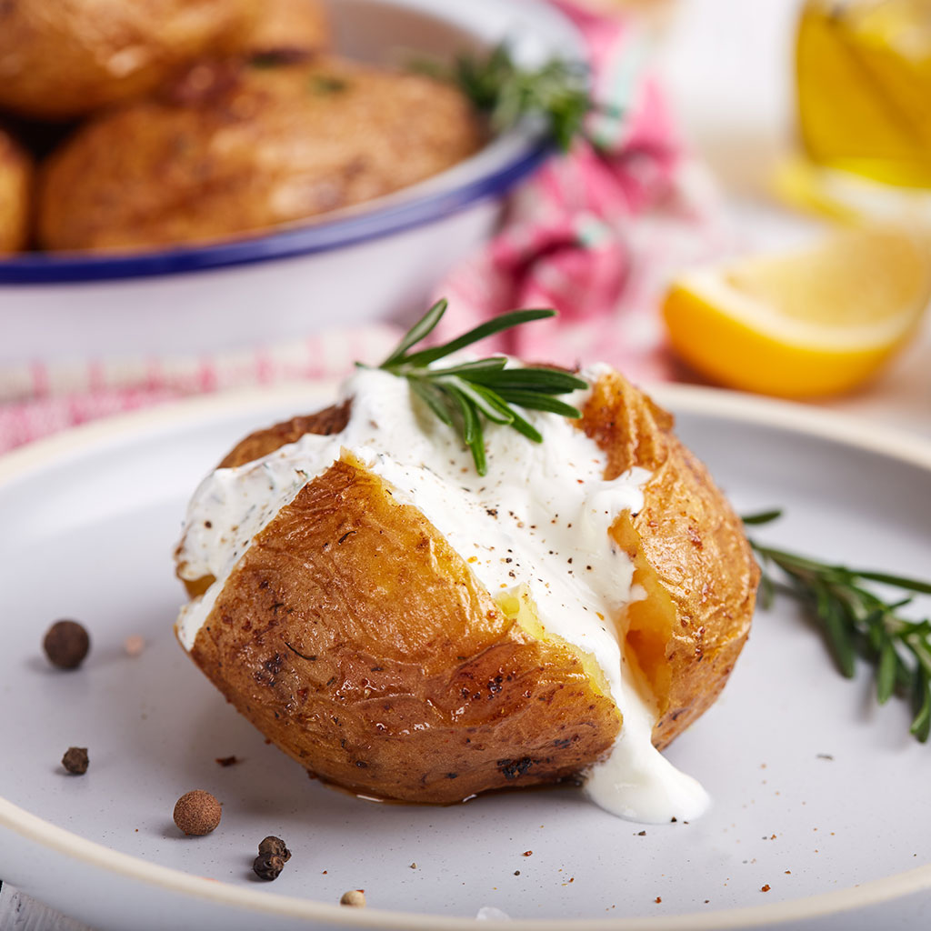 Pommes de terre au four, sauce fjord & herbes